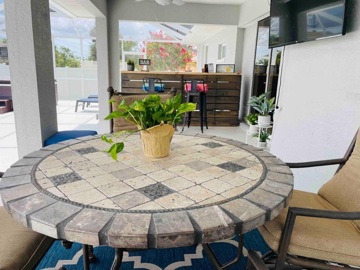 Endless Summer Retreat Jacuzzi 3Kingbed Airhockey Κέιπ Κόραλ Εξωτερικό φωτογραφία